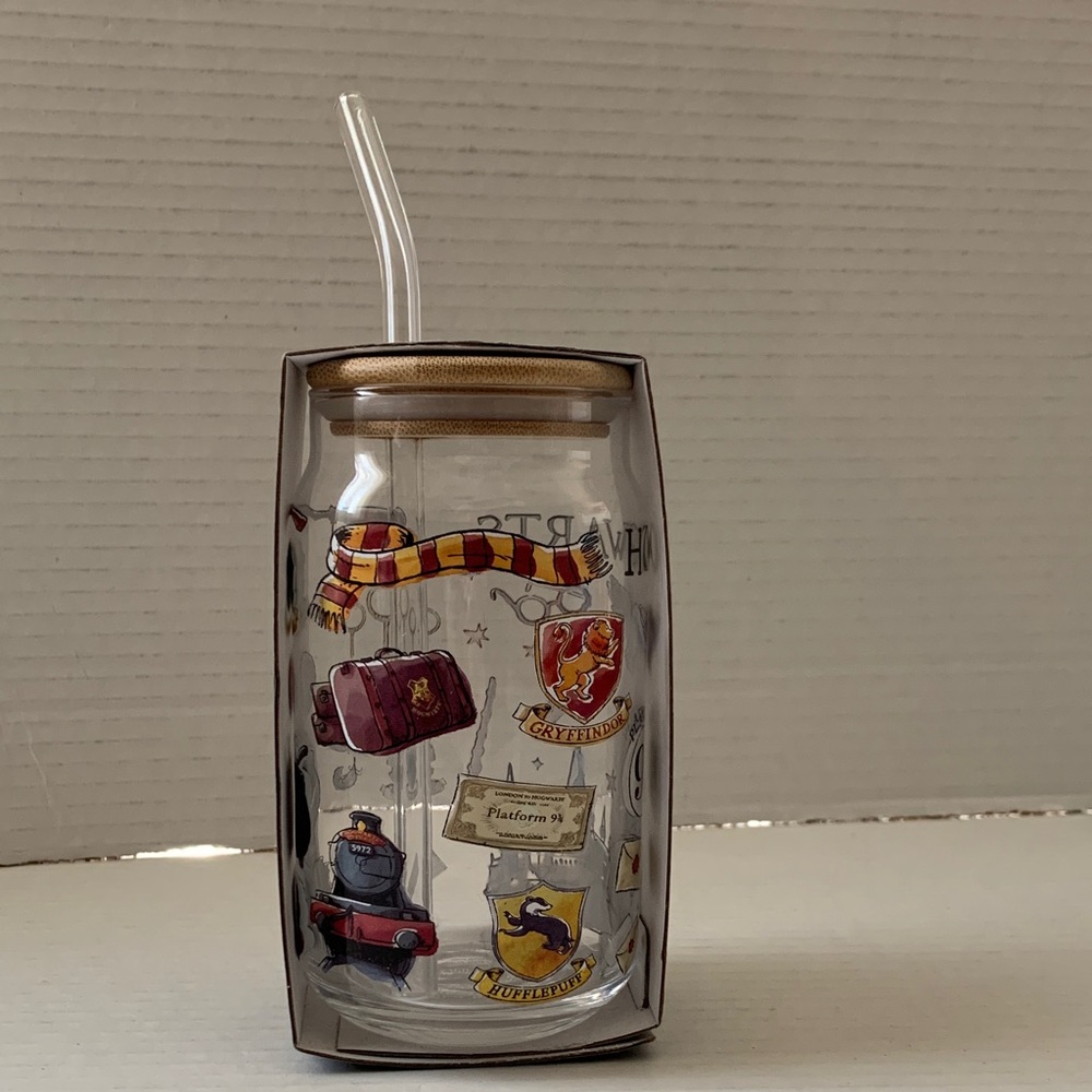 Clear Harry Potter Tumbler with Straw and Hogwarts Design NEW